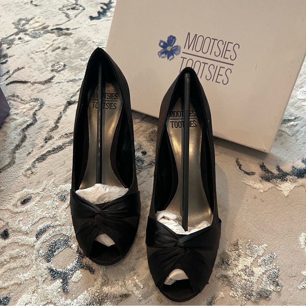 Mootsies Tootsies Black Satin Open Toe Pumps/ Heels (W8)